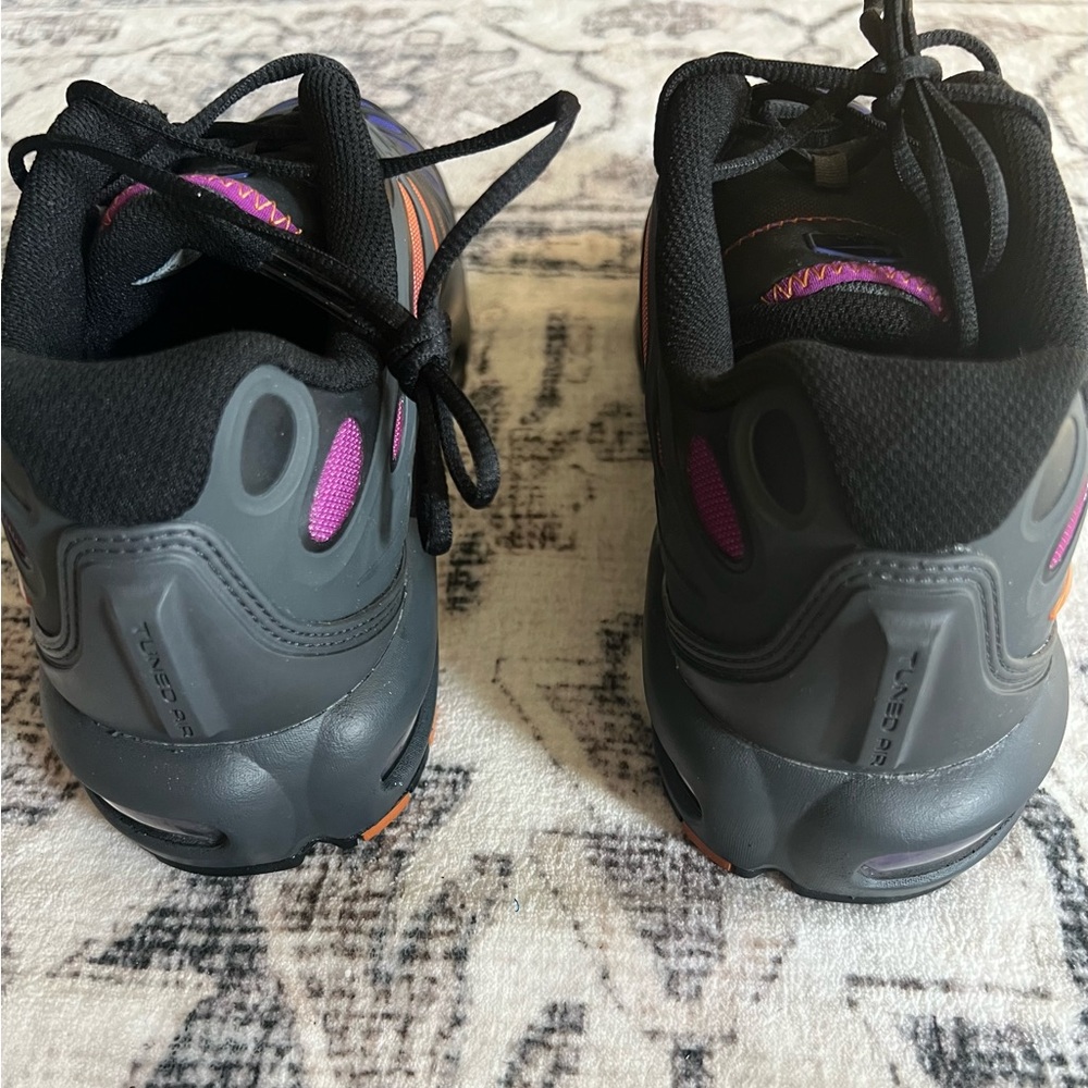 Nike Air Max Plus Drift Grade School Boys' "Anthracite/Monarch/Black/Viotech" - Picture 6 of 9
